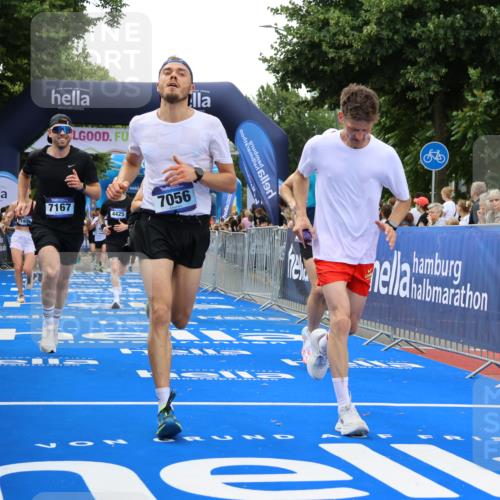 29.06.2025 - hella hamburg halbmarathon Strokosch-Dieckow http://msf.ph/oto/8492992 29.06.2025 10:44:51 Ziel 1424, 1520, 1941, 2098, 2890, 2970, 3004, 3098, 3785, 4270, 4425, 4915, 7056, 7167, 7325, 9030, 9720, 12161, 16058, 16834, 17382, 17406, 17544, 18055, 18631, 19207, 19210 meine-sportfotos.de