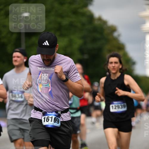 29.06.2025 - hella hamburg halbmarathon Dr. Thomas Lammeyer http://msf.ph/oto/8493017 29.06.2025 10:22:23 Kennedybrücke 1067, 1268, 1298, 1477, 1641, 1820, 1982, 2087, 2305, 2634, 3125, 3482, 3977, 4194, 4738, 4804, 5023, 5290, 5909, 6332, 7160, 7413, 7649, 7838, 7882, 7883, 8248, 8341, 9222, 9539, 9586, 9717, 9734, 9834, 9844, 10174, 10332, 10659, 10831, 10908, 10946, 11352 meine-sportfotos.de