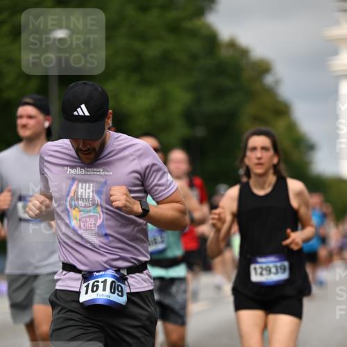29.06.2025 - hella hamburg halbmarathon Dr. Thomas Lammeyer http://msf.ph/oto/8493022 29.06.2025 10:22:23 Kennedybrücke 1067, 1268, 1298, 1477, 1641, 1820, 1982, 2087, 2305, 2634, 3125, 3482, 3977, 4194, 4738, 4804, 5023, 5290, 5909, 6332, 7160, 7413, 7649, 7838, 7882, 7883, 8248, 8341, 9222, 9539, 9586, 9717, 9734, 9834, 9844, 10174, 10332, 10659, 10831, 10908, 10946, 11352 meine-sportfotos.de