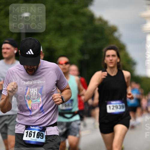 29.06.2025 - hella hamburg halbmarathon Dr. Thomas Lammeyer http://msf.ph/oto/8493025 29.06.2025 10:22:24 Kennedybrücke 1067, 1268, 1298, 1477, 1820, 1982, 2087, 2305, 2634, 2821, 3125, 3482, 3977, 4194, 4738, 5023, 5290, 5909, 6332, 7160, 7413, 7649, 7838, 7882, 7883, 8248, 8341, 9222, 9539, 9586, 9717, 9734, 9834, 9844, 10174, 10332, 10659, 10831, 10908, 10946, 11352 meine-sportfotos.de