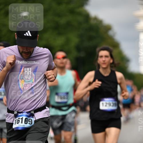 29.06.2025 - hella hamburg halbmarathon Dr. Thomas Lammeyer http://msf.ph/oto/8493033 29.06.2025 10:22:24 Kennedybrücke 1067, 1268, 1298, 1477, 1820, 1982, 2087, 2305, 2634, 2821, 3125, 3482, 3977, 4194, 4738, 5023, 5290, 5909, 6332, 7160, 7413, 7649, 7838, 7882, 7883, 8248, 8341, 9222, 9539, 9586, 9717, 9734, 9834, 9844, 10174, 10332, 10659, 10831, 10908, 10946, 11352 meine-sportfotos.de