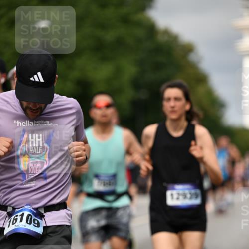 29.06.2025 - hella hamburg halbmarathon Dr. Thomas Lammeyer http://msf.ph/oto/8493037 29.06.2025 10:22:24 Kennedybrücke 1067, 1268, 1298, 1477, 1820, 1982, 2087, 2305, 2634, 2821, 3125, 3482, 3977, 4194, 4738, 5023, 5290, 5909, 6332, 7160, 7413, 7649, 7838, 7882, 7883, 8248, 8341, 9222, 9539, 9586, 9717, 9734, 9834, 9844, 10174, 10332, 10659, 10831, 10908, 10946, 11352 meine-sportfotos.de