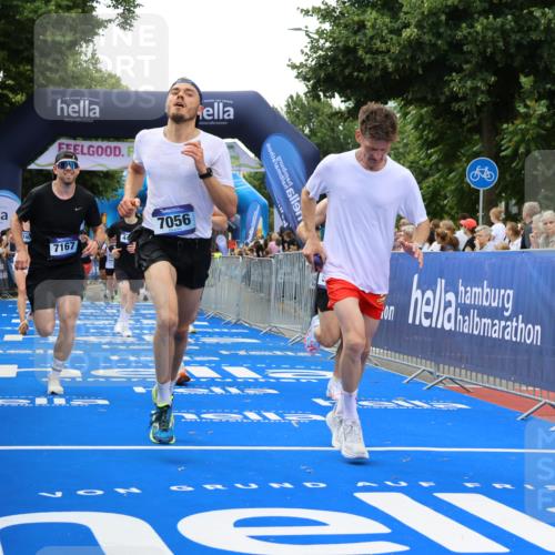 29.06.2025 - hella hamburg halbmarathon Strokosch-Dieckow http://msf.ph/oto/8493072 29.06.2025 10:44:51 Ziel 1424, 1520, 1941, 2098, 2890, 2970, 3004, 3098, 3785, 4270, 4425, 4915, 7056, 7167, 7325, 9030, 9720, 12161, 16058, 16834, 17382, 17406, 17544, 18055, 18631, 19207, 19210 meine-sportfotos.de