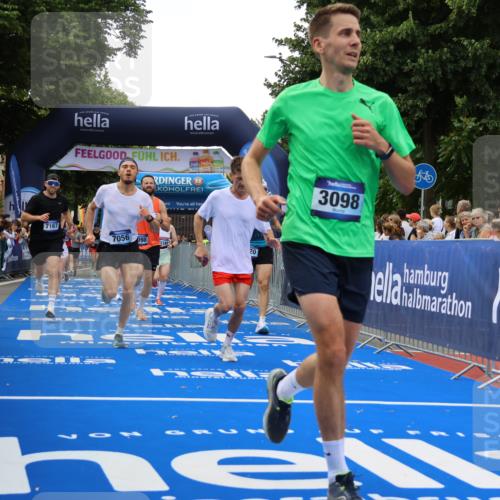 29.06.2025 - hella hamburg halbmarathon Strokosch-Dieckow http://msf.ph/oto/8493139 29.06.2025 10:44:50 Ziel 1424, 1520, 1941, 2098, 2890, 2970, 3004, 3098, 3785, 4270, 4425, 4915, 7056, 7167, 7325, 9030, 9720, 12161, 16834, 17251, 17382, 17406, 18055, 18631, 19207, 19210 meine-sportfotos.de
