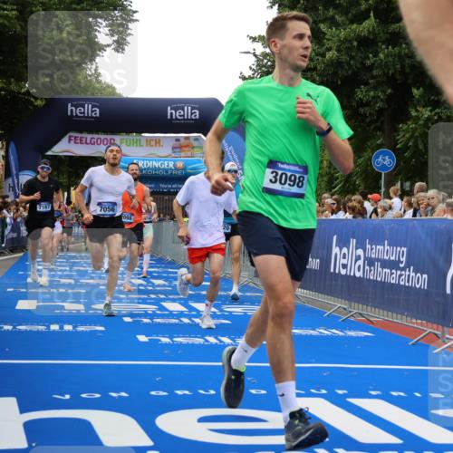 29.06.2025 - hella hamburg halbmarathon Strokosch-Dieckow http://msf.ph/oto/8493162 29.06.2025 10:44:50 Ziel 1424, 1520, 1941, 2098, 2890, 2970, 3004, 3098, 3785, 4270, 4425, 4915, 7056, 7167, 7325, 9030, 9720, 12161, 16834, 17251, 17382, 17406, 18055, 18631, 19207, 19210 meine-sportfotos.de