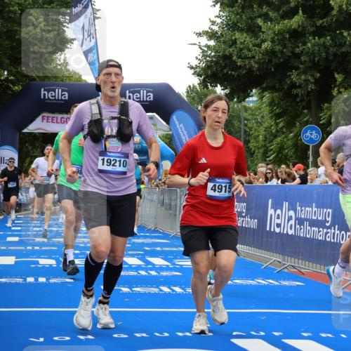 29.06.2025 - hella hamburg halbmarathon Strokosch-Dieckow http://msf.ph/oto/8493238 29.06.2025 10:44:49 Ziel 1520, 1941, 2098, 2890, 2970, 3004, 3098, 3785, 4270, 4425, 4915, 7056, 7167, 7325, 9030, 9720, 12161, 15185, 15233, 16834, 17251, 17382, 17406, 18055, 18631, 19207, 19210 meine-sportfotos.de
