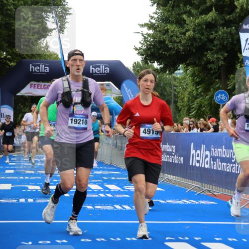 29.06.2025 - hella hamburg halbmarathon Strokosch-Dieckow http://msf.ph/oto/8493268 29.06.2025 10:44:48 Ziel 1941, 2098, 2890, 2970, 3004, 3098, 3785, 4270, 4425, 4915, 7056, 7167, 7325, 9030, 9720, 12161, 15185, 15233, 16834, 17251, 17382, 17406, 18631, 19207, 19210 meine-sportfotos.de