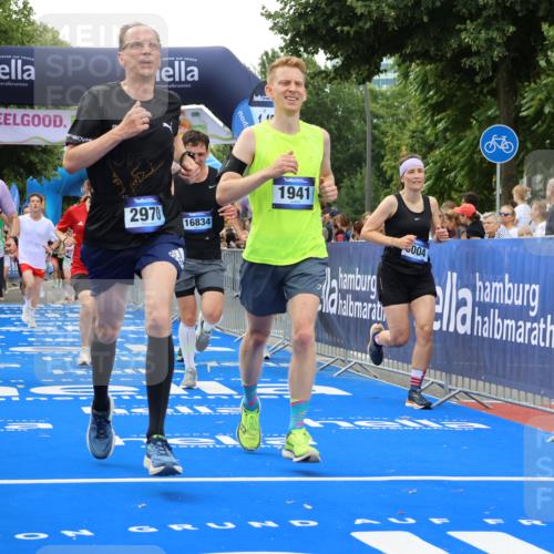 29.06.2025 - hella hamburg halbmarathon Strokosch-Dieckow http://msf.ph/oto/8493628 29.06.2025 10:44:46 Ziel 1941, 2098, 2970, 3004, 3098, 3785, 4270, 4425, 4915, 7056, 7167, 7325, 9720, 12161, 15185, 15233, 16834, 17251, 17406, 18437, 18631, 19207, 19210 meine-sportfotos.de
