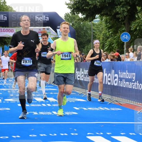 29.06.2025 - hella hamburg halbmarathon Strokosch-Dieckow http://msf.ph/oto/8493723 29.06.2025 10:44:46 Ziel 1941, 2098, 2970, 3004, 3098, 3785, 4270, 4425, 4915, 7056, 7167, 7325, 9720, 12161, 15185, 15233, 16834, 17251, 17406, 18437, 18631, 19207, 19210 meine-sportfotos.de