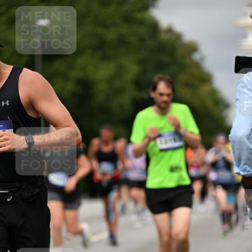 29.06.2025 - hella hamburg halbmarathon Dr. Thomas Lammeyer http://msf.ph/oto/8493781 29.06.2025 10:22:34 Kennedybrücke 1234, 1268, 1477, 1820, 2087, 2335, 2634, 2821, 3125, 3202, 3482, 4123, 4383, 5290, 5909, 6332, 7121, 7160, 7413, 7445, 7649, 7838, 7882, 7883, 8067, 8341, 9222, 9276, 9505, 9717, 9834, 9844, 10174, 10502, 10659, 10856, 10908, 10946, 11020, 11352 meine-sportfotos.de