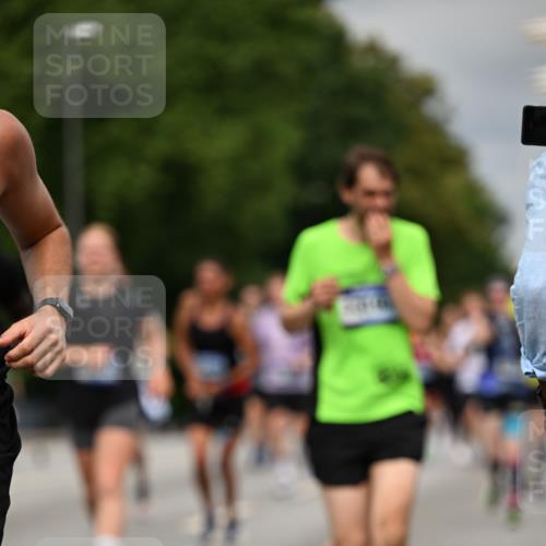 29.06.2025 - hella hamburg halbmarathon Dr. Thomas Lammeyer http://msf.ph/oto/8493787 29.06.2025 10:22:35 Kennedybrücke 1234, 1268, 1477, 1820, 2087, 2335, 2634, 2821, 3125, 3202, 3482, 4123, 4383, 5290, 5733, 5909, 6332, 7121, 7160, 7413, 7445, 7649, 7838, 7882, 7883, 8067, 8341, 8665, 9222, 9276, 9505, 9834, 9844, 10174, 10502, 10659, 10856, 10908, 10946, 11020, 11352 meine-sportfotos.de