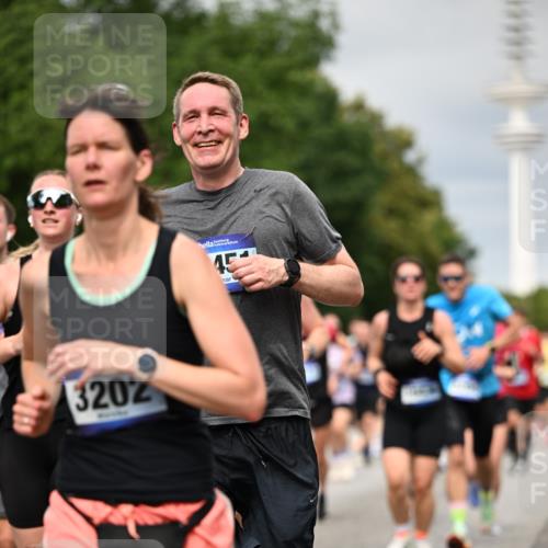 29.06.2025 - hella hamburg halbmarathon Dr. Thomas Lammeyer http://msf.ph/oto/8494701 29.06.2025 10:22:54 Kennedybrücke 1234, 1521, 2096, 2335, 2821, 3202, 3321, 3591, 3592, 4123, 4383, 4718, 4845, 5049, 5264, 5266, 5611, 5733, 5910, 6413, 6477, 6482, 7121, 7214, 7445, 7454, 8067, 8665, 8799, 9276, 9505, 9549, 9658, 9756, 9757, 9964, 10172, 10467, 10502, 10687, 10816, 10856, 11020 meine-sportfotos.de