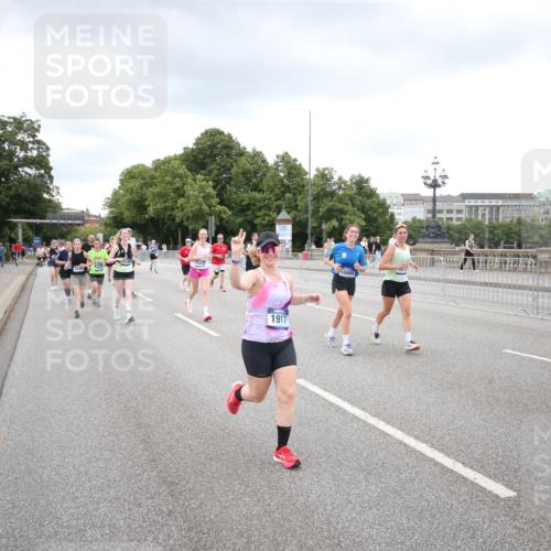 29.06.2025 - hella hamburg halbmarathon Jannik Wohlers http://msf.ph/oto/8494927 29.06.2025 10:55:05 Lombardsbrücke 1616, 1873, 1917, 3115, 3157, 3577, 4628, 5040, 5483, 5487, 7548, 7680, 8626, 9614, 9618, 9857, 9858, 10094, 10559, 10885, 11109, 12902, 13230, 14727, 15081, 15152, 16267, 16385, 16533, 16855, 17019, 17396, 18670, 18972 meine-sportfotos.de