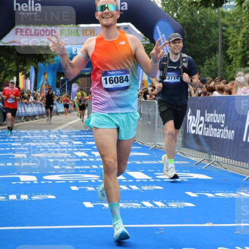 29.06.2025 - hella hamburg halbmarathon Strokosch-Dieckow http://msf.ph/oto/8495018 29.06.2025 10:41:35 Ziel 1512, 2579, 5987, 8358, 9640, 9885, 10894, 12588, 13457, 13714, 14275, 16084, 17159, 18442, 18491 meine-sportfotos.de