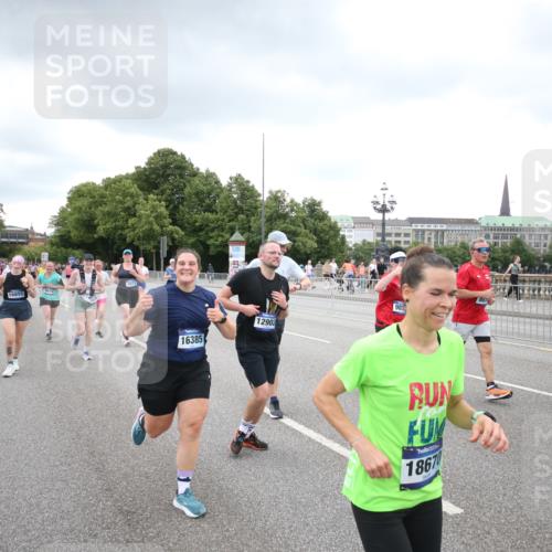 29.06.2025 - hella hamburg halbmarathon Jannik Wohlers http://msf.ph/oto/8495083 29.06.2025 10:55:10 Lombardsbrücke 1616, 1873, 1917, 3101, 3115, 3244, 5220, 5222, 5483, 5487, 5575, 7548, 7680, 8527, 8626, 9614, 9618, 9857, 9858, 9956, 10094, 10559, 10593, 10885, 11109, 12695, 12902, 14727, 15081, 15116, 15289, 16267, 16336, 16385, 16855, 16926, 17019, 17392, 17396, 18670, 18972 meine-sportfotos.de