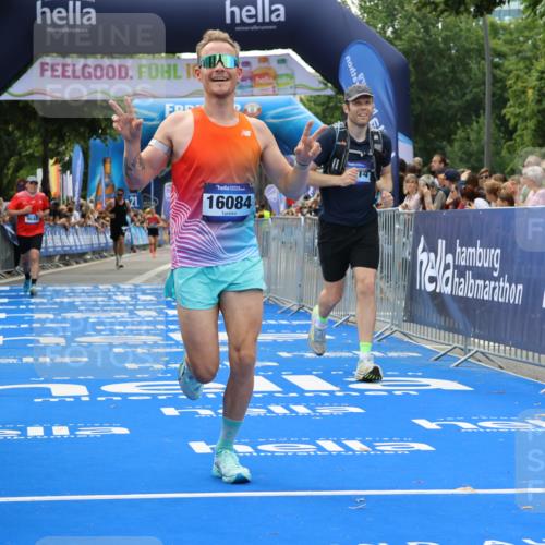 29.06.2025 - hella hamburg halbmarathon Strokosch-Dieckow http://msf.ph/oto/8495105 29.06.2025 10:41:35 Ziel 1512, 2579, 5987, 8358, 9640, 9885, 10894, 12588, 13457, 13714, 14275, 16084, 17159, 18442, 18491 meine-sportfotos.de