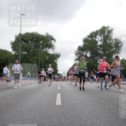 29.06.2025 - hella hamburg halbmarathon Luisa Fischer http://msf.ph/oto/8495120 29.06.2025 10:53:16 Kennedybrücke 1525, 2927, 3070, 5997, 6680, 6694, 6989, 7755, 8254, 9261, 10060, 10704 meine-sportfotos.de