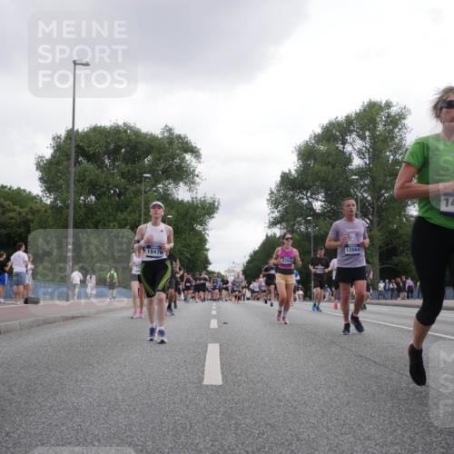 29.06.2025 - hella hamburg halbmarathon Luisa Fischer http://msf.ph/oto/8495165 29.06.2025 10:53:19 Kennedybrücke 18470, 8254, 12664, 1438, 1525, 2160, 2927, 3070, 5997, 6680, 6694, 6989, 7755, 8254, 9261, 10060, 10704 meine-sportfotos.de