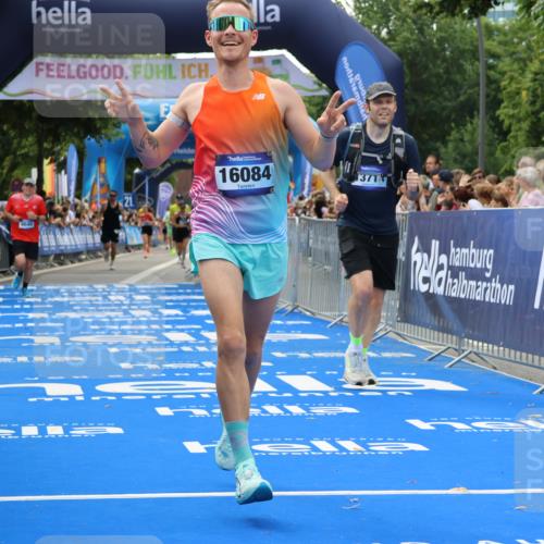 29.06.2025 - hella hamburg halbmarathon Strokosch-Dieckow http://msf.ph/oto/8495167 29.06.2025 10:41:35 Ziel 1512, 2579, 5987, 8358, 9640, 9885, 10894, 12588, 13457, 13714, 14275, 16084, 17159, 18442, 18491 meine-sportfotos.de