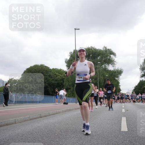 29.06.2025 - hella hamburg halbmarathon Luisa Fischer http://msf.ph/oto/8495196 29.06.2025 10:53:20 Kennedybrücke 1847, 17089, 825, 1525, 2160, 2927, 3070, 5997, 6680, 6989, 7755, 8254, 9261, 10060, 10704 meine-sportfotos.de