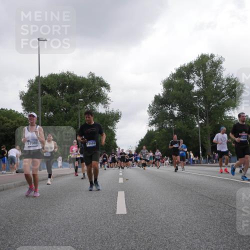29.06.2025 - hella hamburg halbmarathon Luisa Fischer http://msf.ph/oto/8495219 29.06.2025 10:53:22 Kennedybrücke 17085, 7301, 17089, 10060, 8, 1525, 2160, 3710, 6989, 7755, 8254, 9261, 9940, 10060 meine-sportfotos.de
