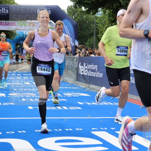 29.06.2025 - hella hamburg halbmarathon Strokosch-Dieckow http://msf.ph/oto/8495226 29.06.2025 10:41:33 Ziel 2579, 2797, 3204, 4893, 5987, 7796, 8358, 9640, 9885, 10894, 12588, 13457, 13714, 14275, 16084, 17159, 17882, 18442, 18491 meine-sportfotos.de