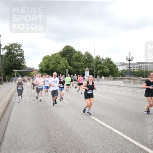 29.06.2025 - hella hamburg halbmarathon Jannik Wohlers http://msf.ph/oto/8495242 29.06.2025 10:55:20 Lombardsbrücke 1616, 3101, 3244, 4470, 4896, 5220, 5222, 5575, 6055, 6056, 6113, 6257, 6594, 7548, 7969, 8110, 8527, 8532, 8648, 9548, 9614, 9618, 9861, 9865, 9956, 10094, 10436, 10438, 10449, 10559, 10593, 11903, 11962, 11963, 12695, 13504, 15081, 15116, 15289, 15764, 16336, 16651, 16768, 16855, 16926, 17168, 17392, 18907 meine-sportfotos.de