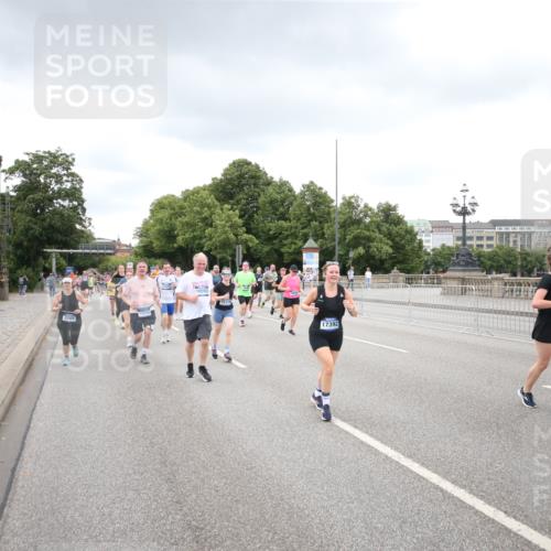 29.06.2025 - hella hamburg halbmarathon Jannik Wohlers http://msf.ph/oto/8495249 29.06.2025 10:55:20 Lombardsbrücke 1616, 3101, 3244, 4470, 4896, 5220, 5222, 5575, 6055, 6056, 6113, 6257, 6594, 7548, 7969, 8110, 8527, 8532, 8648, 9548, 9614, 9618, 9861, 9865, 9956, 10094, 10436, 10438, 10449, 10559, 10593, 11903, 11962, 11963, 12695, 13504, 15081, 15116, 15289, 15764, 16336, 16651, 16768, 16855, 16926, 17168, 17392, 18907 meine-sportfotos.de