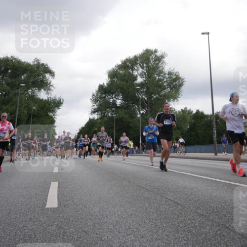 29.06.2025 - hella hamburg halbmarathon Luisa Fischer http://msf.ph/oto/8495275 29.06.2025 10:53:24 Kennedybrücke 2713, 2160, 7755, 11558, 2160, 3701, 3710, 4168, 7755, 8254, 9940, 10060 meine-sportfotos.de