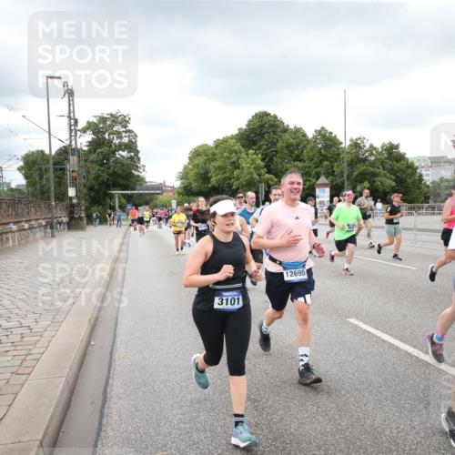 29.06.2025 - hella hamburg halbmarathon Jannik Wohlers http://msf.ph/oto/8495333 29.06.2025 10:55:22 Lombardsbrücke 1616, 3101, 3244, 4265, 4470, 4896, 5220, 5222, 5575, 6055, 6056, 6113, 6257, 6594, 7548, 7969, 8110, 8527, 8532, 8533, 8648, 9548, 9861, 9865, 9956, 10094, 10436, 10438, 10449, 10593, 11903, 11962, 11963, 12695, 13504, 14124, 14492, 15081, 15116, 15289, 15763, 15764, 16336, 16651, 16768, 16926, 17038, 17039, 17168, 17392, 18195, 18907 meine-sportfotos.de