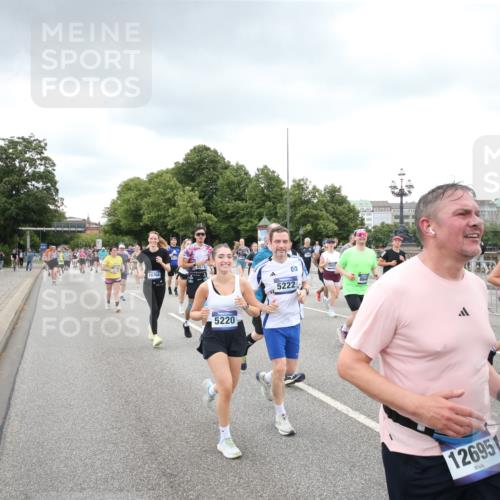 29.06.2025 - hella hamburg halbmarathon Jannik Wohlers http://msf.ph/oto/8495372 29.06.2025 10:55:23 Lombardsbrücke 1616, 3101, 3244, 4265, 4470, 4896, 5220, 5222, 5575, 6055, 6056, 6113, 6257, 6594, 7548, 7969, 8110, 8527, 8532, 8533, 8648, 9548, 9861, 9865, 9956, 10094, 10436, 10438, 10449, 10593, 11903, 11962, 11963, 12695, 13504, 14124, 14492, 15081, 15116, 15289, 15763, 15764, 16336, 16651, 16768, 16926, 17038, 17039, 17168, 17392, 18195, 18907 meine-sportfotos.de