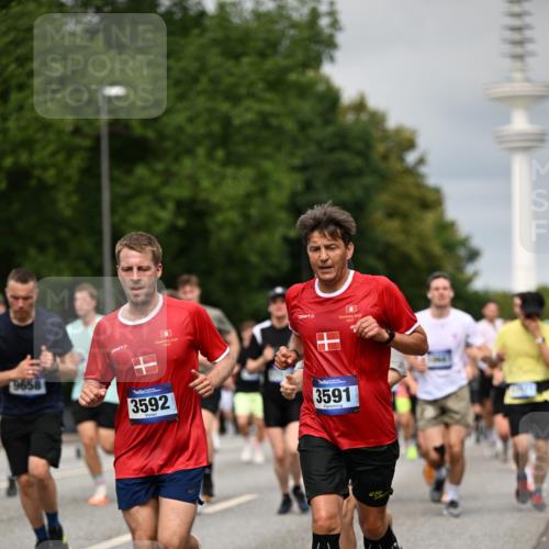 29.06.2025 - hella hamburg halbmarathon Dr. Thomas Lammeyer http://msf.ph/oto/8495386 29.06.2025 10:23:00 Kennedybrücke 1349, 1521, 2096, 2311, 2781, 3026, 3202, 3321, 3591, 3592, 4383, 4718, 4845, 5049, 5264, 5266, 5323, 5611, 5733, 5910, 6194, 6413, 6477, 6482, 7051, 7121, 7214, 7454, 8665, 8799, 9276, 9505, 9549, 9652, 9658, 9756, 9757, 9964, 10037, 10172, 10467, 10502, 10687, 10816, 10856, 11020 meine-sportfotos.de