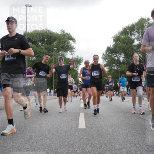29.06.2025 - hella hamburg halbmarathon Luisa Fischer http://msf.ph/oto/8495399 29.06.2025 10:53:32 Kennedybrücke 11889, 1207, 4525, 4527, 68, 30, 388, 3710, 7721, 7722, 15582, 17608, 2160, 3680, 3701, 3710, 4168, 5552, 7721, 7722, 8299, 9940 meine-sportfotos.de
