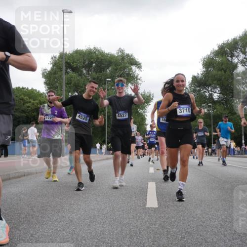 29.06.2025 - hella hamburg halbmarathon Luisa Fischer http://msf.ph/oto/8495405 29.06.2025 10:53:33 Kennedybrücke 12079, 4525, 1725, 4527, 400, 14591, 18, 3710, 7721, 7722, 15582, 370, 1259, 3680, 3701, 3710, 4168, 5119, 5552, 7721, 7722, 8299, 9940, 10033 meine-sportfotos.de