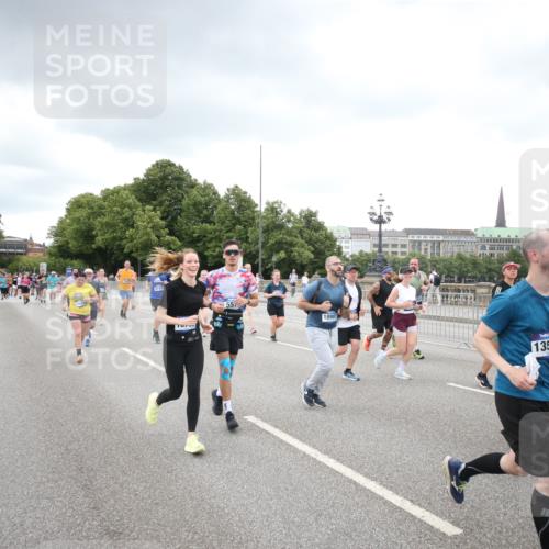 29.06.2025 - hella hamburg halbmarathon Jannik Wohlers http://msf.ph/oto/8495426 29.06.2025 10:55:24 Lombardsbrücke 3101, 3244, 4265, 4470, 4896, 5220, 5222, 5575, 6055, 6056, 6113, 6257, 6594, 7516, 7969, 8110, 8527, 8532, 8533, 8648, 9548, 9861, 9865, 9956, 10094, 10436, 10438, 10449, 10593, 11903, 11962, 11963, 12695, 13504, 14124, 14492, 15081, 15116, 15289, 15763, 15764, 16336, 16651, 16768, 16926, 17038, 17039, 17168, 17392, 18195, 18907 meine-sportfotos.de