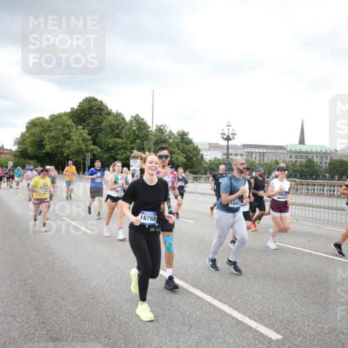 29.06.2025 - hella hamburg halbmarathon Jannik Wohlers http://msf.ph/oto/8495472 29.06.2025 10:55:25 Lombardsbrücke 3101, 3244, 4265, 4470, 4896, 5220, 5222, 5575, 6055, 6056, 6113, 6257, 6594, 7516, 7969, 8110, 8527, 8532, 8533, 8648, 9548, 9861, 9865, 9956, 10094, 10436, 10438, 10449, 10593, 11903, 11962, 11963, 12695, 13504, 13627, 14124, 14492, 15081, 15116, 15199, 15289, 15763, 15764, 16336, 16651, 16768, 16926, 17038, 17039, 17168, 17392, 18195, 18907 meine-sportfotos.de