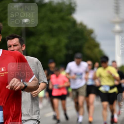 29.06.2025 - hella hamburg halbmarathon Dr. Thomas Lammeyer http://msf.ph/oto/8495480 29.06.2025 10:23:02 Kennedybrücke 1349, 1521, 2096, 2311, 2781, 3026, 3202, 3321, 3529, 3591, 3592, 4718, 4845, 5049, 5264, 5266, 5323, 5611, 5733, 5910, 6194, 6413, 6477, 6482, 7051, 7121, 7214, 7454, 7566, 7844, 8665, 8799, 9505, 9549, 9652, 9658, 9756, 9757, 9964, 10037, 10172, 10467, 10502, 10687, 10816, 10856, 11020 meine-sportfotos.de