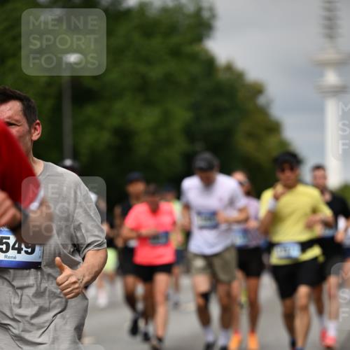 29.06.2025 - hella hamburg halbmarathon Dr. Thomas Lammeyer http://msf.ph/oto/8495490 29.06.2025 10:23:03 Kennedybrücke 1349, 1521, 2096, 2311, 2781, 3026, 3202, 3321, 3529, 3591, 3592, 4718, 4845, 5049, 5264, 5266, 5323, 5611, 5733, 5910, 6194, 6413, 6477, 6482, 7051, 7214, 7454, 7566, 7844, 8665, 8799, 9505, 9549, 9652, 9658, 9756, 9757, 9964, 10037, 10172, 10467, 10502, 10687, 10816, 10856, 11020 meine-sportfotos.de