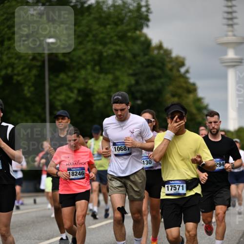 29.06.2025 - hella hamburg halbmarathon Dr. Thomas Lammeyer http://msf.ph/oto/8495517 29.06.2025 10:23:03 Kennedybrücke 1349, 1521, 2096, 2311, 2781, 3026, 3202, 3321, 3529, 3591, 3592, 4718, 4845, 5049, 5264, 5266, 5323, 5611, 5733, 5910, 6194, 6413, 6477, 6482, 7051, 7214, 7454, 7566, 7844, 8665, 8799, 9505, 9549, 9652, 9658, 9756, 9757, 9964, 10037, 10172, 10467, 10502, 10687, 10816, 10856, 11020 meine-sportfotos.de