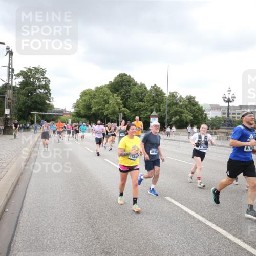 29.06.2025 - hella hamburg halbmarathon Jannik Wohlers http://msf.ph/oto/8495557 29.06.2025 10:55:27 Lombardsbrücke 2793, 3101, 3244, 4265, 4470, 4473, 4896, 5220, 5222, 5306, 5575, 6055, 6056, 6113, 6257, 6594, 7516, 7969, 8110, 8527, 8532, 8533, 8648, 9548, 9861, 9865, 9956, 10436, 10438, 10449, 10593, 11903, 11962, 11963, 12695, 13504, 13627, 14124, 14221, 14492, 15116, 15199, 15289, 15763, 15764, 16336, 16413, 16651, 16768, 16926, 17038, 17039, 17168, 17392, 18195, 18329, 18907 meine-sportfotos.de