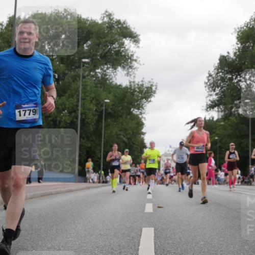 29.06.2025 - hella hamburg halbmarathon Luisa Fischer http://msf.ph/oto/8495580 29.06.2025 10:53:47 Kennedybrücke 17790, 4642, 11760, 1487, 1511, 1625, 2047, 4642, 4870, 6015 meine-sportfotos.de