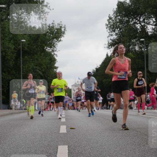 29.06.2025 - hella hamburg halbmarathon Luisa Fischer http://msf.ph/oto/8495594 29.06.2025 10:53:48 Kennedybrücke 2047, 5751, 5749, 42, 1411, 1511, 1487, 1511, 1625, 2047, 4642, 4870, 6015, 9096 meine-sportfotos.de