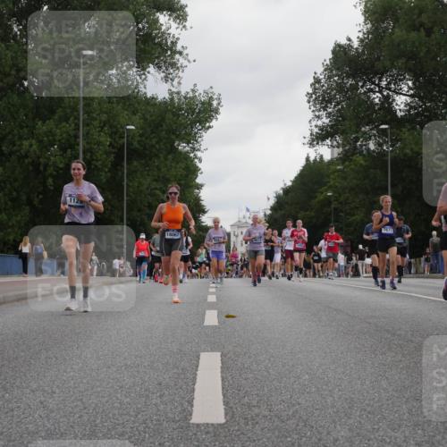 29.06.2025 - hella hamburg halbmarathon Luisa Fischer http://msf.ph/oto/8495682 29.06.2025 10:53:57 Kennedybrücke 1129, 7677, 18067, 7133, 4695, 1478, 1487, 1511, 2047, 4695, 7133, 7161, 7677, 8833, 9096, 10437 meine-sportfotos.de