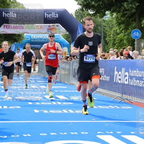 29.06.2025 - hella hamburg halbmarathon Strokosch-Dieckow http://msf.ph/oto/8495735 29.06.2025 10:41:23 Ziel 1570, 2579, 2797, 3204, 4303, 4893, 5987, 6771, 7432, 7774, 7796, 10783, 12588, 13876, 14555, 16816, 17159, 17882, 18412, 18509, 18573, 18764 meine-sportfotos.de