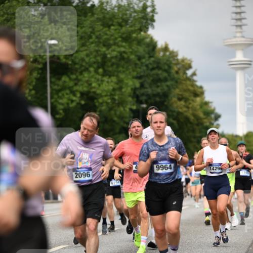 29.06.2025 - hella hamburg halbmarathon Dr. Thomas Lammeyer http://msf.ph/oto/8495822 29.06.2025 10:23:07 Kennedybrücke 1349, 1521, 1718, 2096, 2311, 2781, 3026, 3321, 3529, 3591, 3592, 4718, 4845, 5034, 5049, 5098, 5264, 5266, 5323, 5910, 6194, 6413, 6477, 6482, 7051, 7214, 7252, 7454, 7566, 7844, 8575, 8799, 9549, 9652, 9658, 9756, 9757, 9964, 10037, 10172, 10687, 10816, 11081 meine-sportfotos.de
