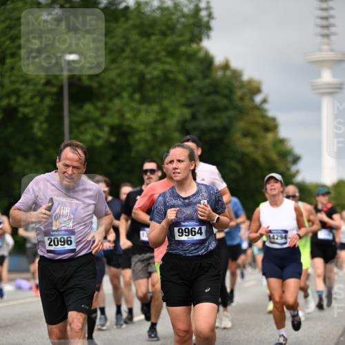29.06.2025 - hella hamburg halbmarathon Dr. Thomas Lammeyer http://msf.ph/oto/8495877 29.06.2025 10:23:08 Kennedybrücke 1349, 1521, 1718, 2096, 2311, 2781, 3026, 3321, 3529, 3591, 3592, 4718, 4845, 5034, 5049, 5098, 5264, 5266, 5323, 5910, 6194, 6477, 6482, 7051, 7214, 7252, 7454, 7566, 7844, 8575, 8799, 9549, 9652, 9658, 9756, 9757, 9964, 10037, 10172, 10687, 10816, 11081 meine-sportfotos.de