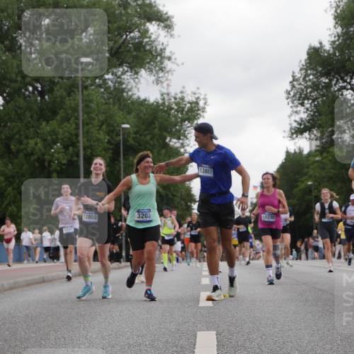 29.06.2025 - hella hamburg halbmarathon Luisa Fischer http://msf.ph/oto/8495952 29.06.2025 10:54:16 Kennedybrücke 5131, 12800, 3203, 13887, 15230, 7141, 2358, 2859, 4848, 5530, 6178, 7141, 9605 meine-sportfotos.de