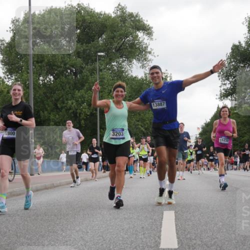 29.06.2025 - hella hamburg halbmarathon Luisa Fischer http://msf.ph/oto/8495968 29.06.2025 10:54:17 Kennedybrücke 12800, 5131, 10286, 3203, 13887, 15230, 7337, 12393, 2358, 2859, 4848, 5530, 7141, 9605 meine-sportfotos.de