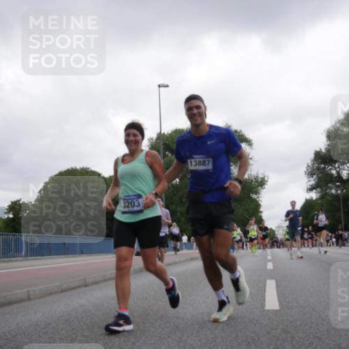 29.06.2025 - hella hamburg halbmarathon Luisa Fischer http://msf.ph/oto/8495985 29.06.2025 10:54:19 Kennedybrücke 3203, 13887, 1523, 1208, 2358, 2859, 4848, 5530, 7141, 8779, 9605 meine-sportfotos.de