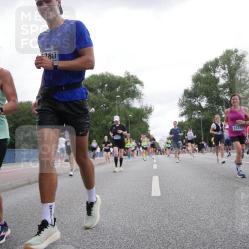 29.06.2025 - hella hamburg halbmarathon Luisa Fischer http://msf.ph/oto/8495991 29.06.2025 10:54:19 Kennedybrücke 3203, 2887, 15230, 1208, 2358, 2859, 4848, 5530, 7141, 8779, 9605 meine-sportfotos.de
